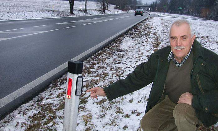 Bezirksjägermeister Franz Kohlmayer zeigt optisch-akustische Wildwarner entlang der B 100 im Bereich Lendorf