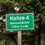 Man sieht das Schild von Kehre 4