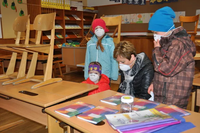 Die Volksschüler packten ihre Sachen in den verrauchten Klassenzimmern zusammen.