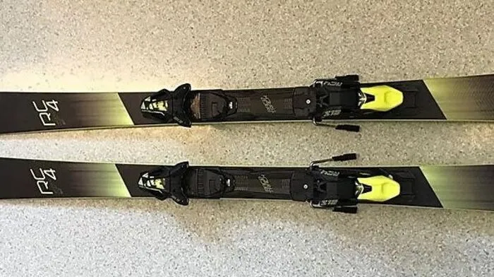 Dieses Paar Alpin-Ski sucht nach seinen rechtmäßigen Besitzern