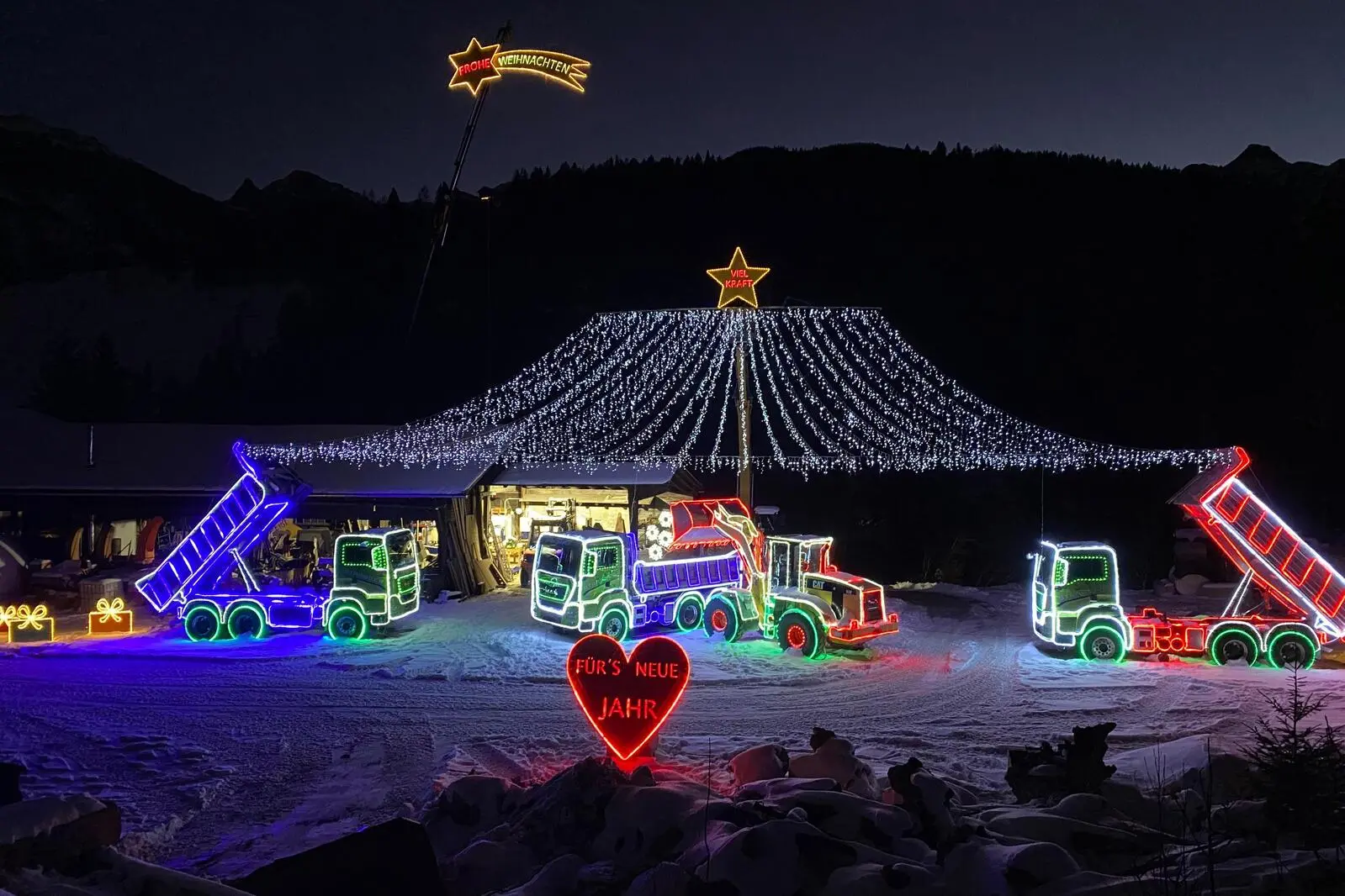 Eine aufwendige Weihnachtsbeleuchtung | Neben dem traditionellen Weihnachtsgruß erstrahlen die Worte „Viel Kraft“