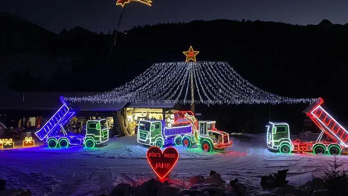 Eine aufwendige Weihnachtsbeleuchtung | Neben dem traditionellen Weihnachtsgruß erstrahlen die Worte „Viel Kraft“