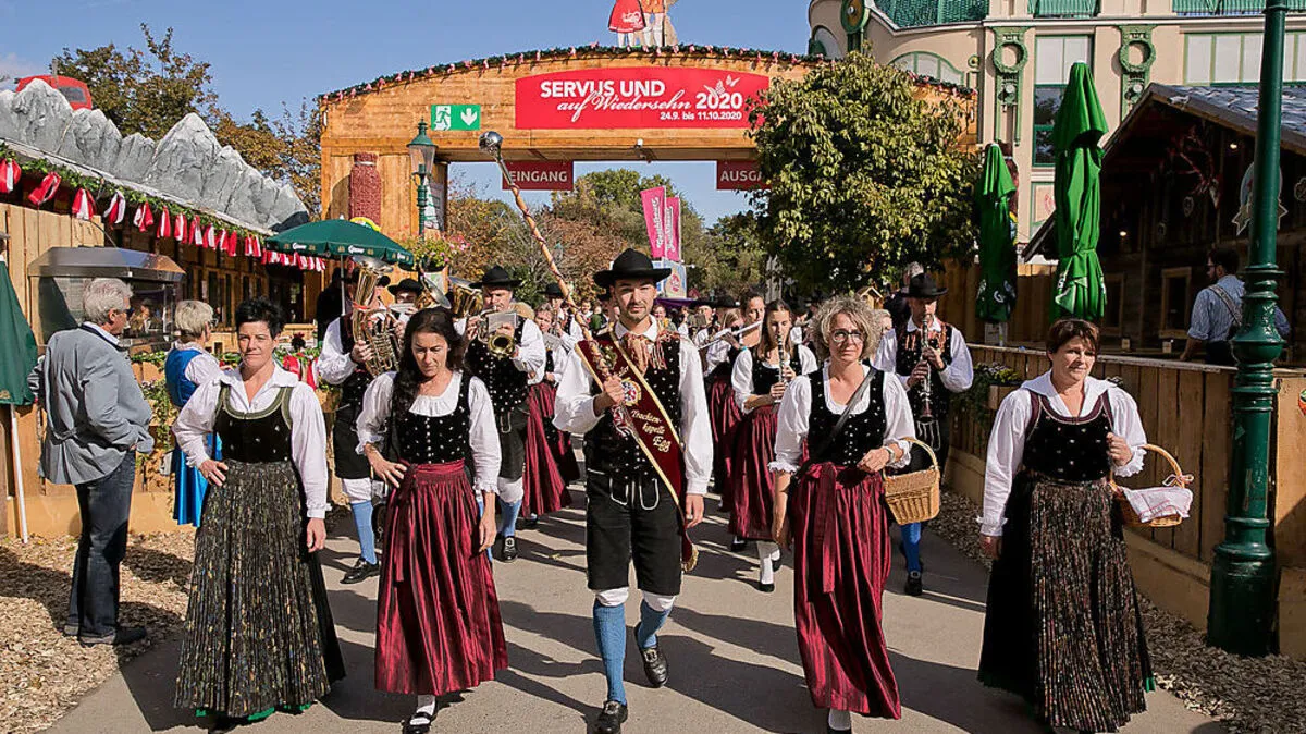 Kärntner Volkstanzgruppen und Musikanten präsentierten  ihre Brauchtumskultur