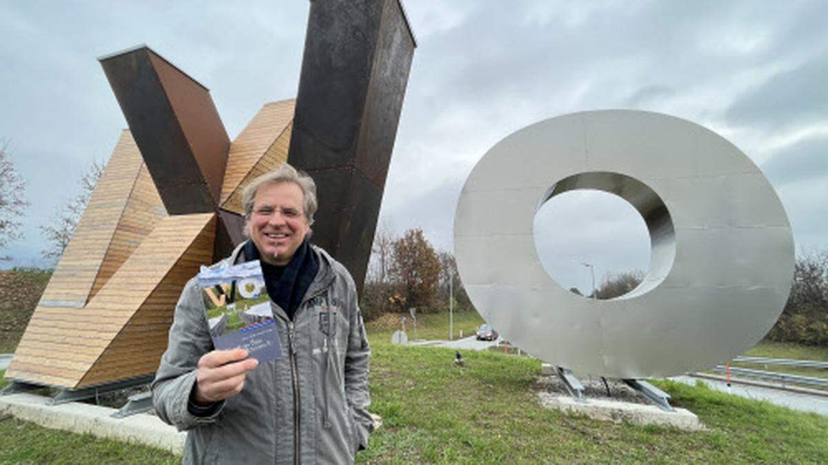 Der Künstler Martin Siepmann mit dem kürzlich erschienenen Buch 