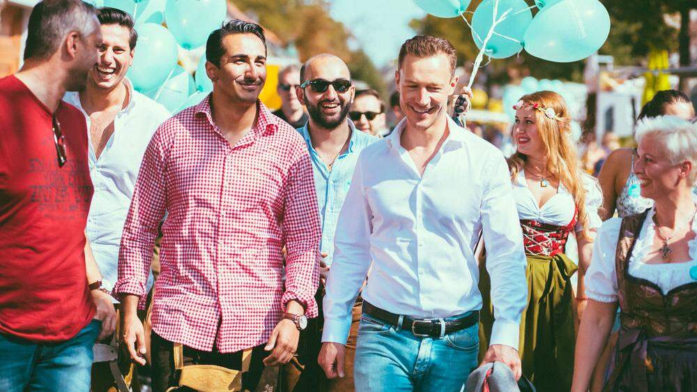 Der Wiener ÖVP-Chef Gernot Blümel mit Leonhard Wassiq im Wahlkampf 2017. Wassiq hat afghanische Eltern und trägt gerne Lederhosen. Bei der Wien-Wahl kandidiert er für die ÖVP.