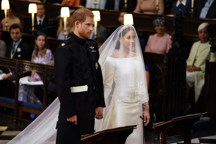 Das Kleid wurde von der britischen Designerin Clare Waight Keller aus dem Hause Givenchy in enger Zusammenarbeit mit der Braut entworfen.