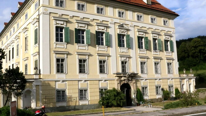 Das Schloss Pöckstein in der Gemeinde Straßburg steht seit dem Wochenende im Mittelpunkt einer außergewöhnlichen Ausstellung. 
