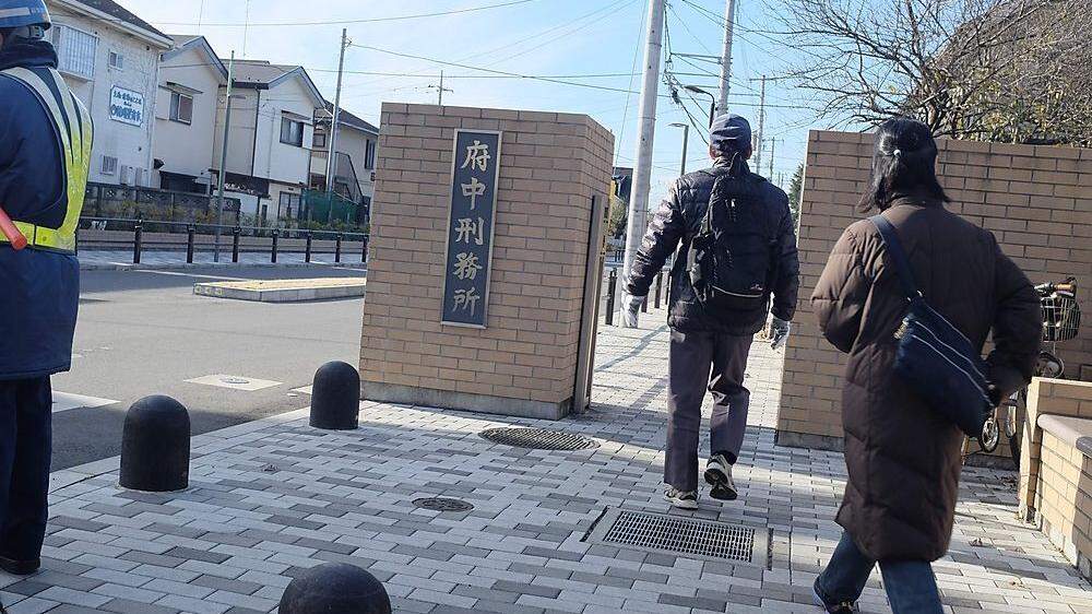 Der Eingang zum Fuchu-Gefängnis, dem größten für männliche Insassen in Japan. 