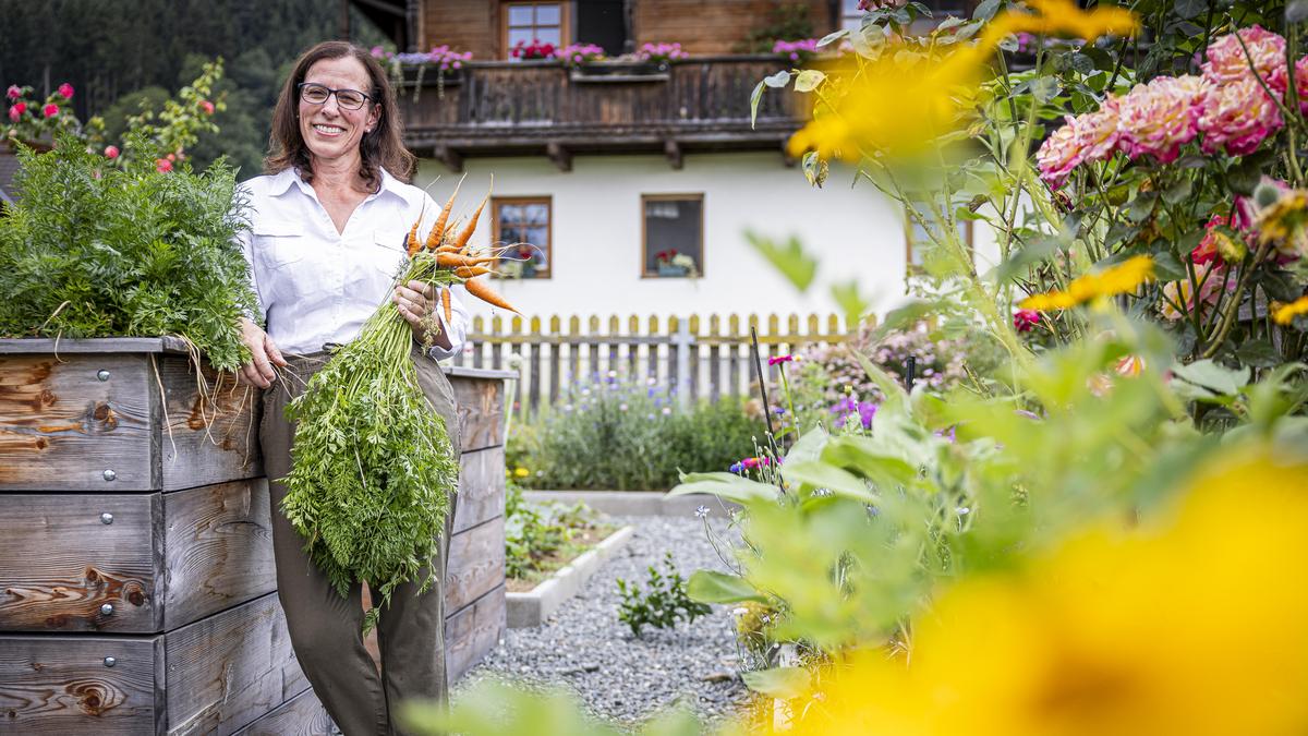Bäuerin Heidi Tschernitz in ihrem Gemüsegarten: „Müssen Grund und Boden verteidigen“
