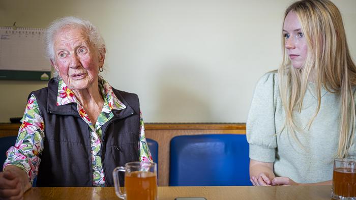 Katharina Spanschel (97) und Laura Meijer (23) im Gespräch mit Chefredakteur Wolfgang Fercher