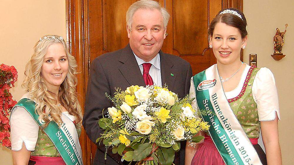 Landeshauptmann Hermann Schützenhöfer durfte sich über einen Bluemgruß von Blumenkönigin Rita (rechts) freuen