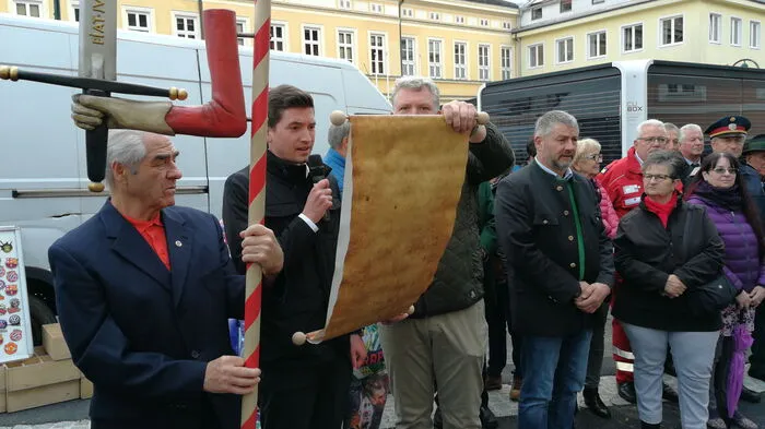 Bei der Verlesung der Urkunde: Freiungsträger Heinz Ortner, Vizebürgermeister Martin Moser, Bürgermeister Thomas Kalcher am Murauer Hauptplatz.