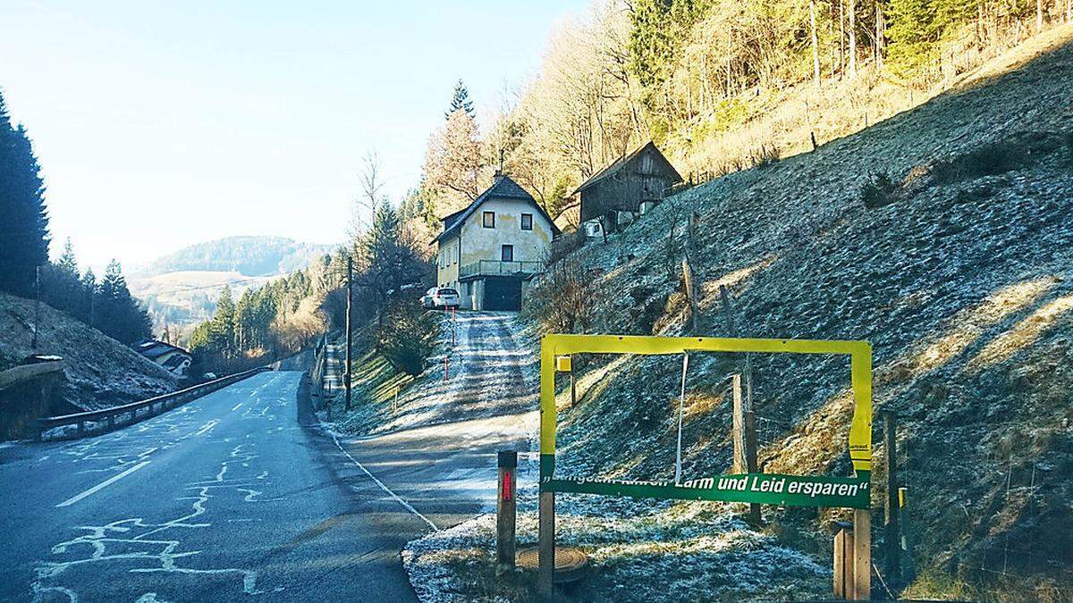 In einer Nacht- und Nebel-Aktion wurde das Warnschild für Motorradfahrer zerschnitten – nur der Rahmen blieb übrig