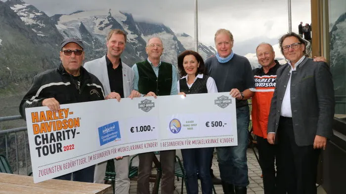 Bei der Tour wurden Schecks übergeben, um muskelkranken Kindern zu Helfen. Mit dabei waren auch Harry Prünster und Albert Fortell. Klicken Sie sich durch die Bilder.