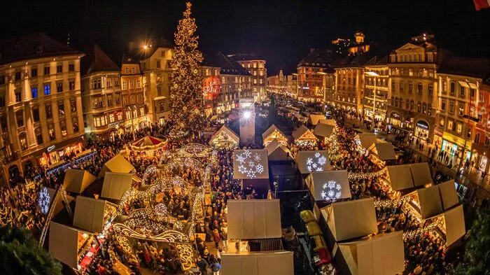 Am Samstag (30. November) war es so weit: die Lichter des Christbaums am Grazer Hauptplatz leuchteten zum ersten Mal.