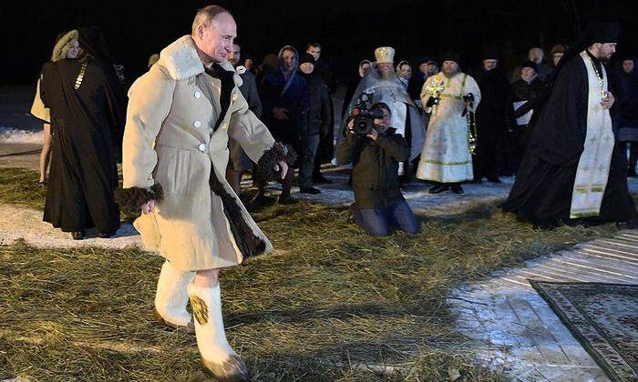 Es ist eiskalt in Russland - Putin bei der Ankunft am Seliger-See 
