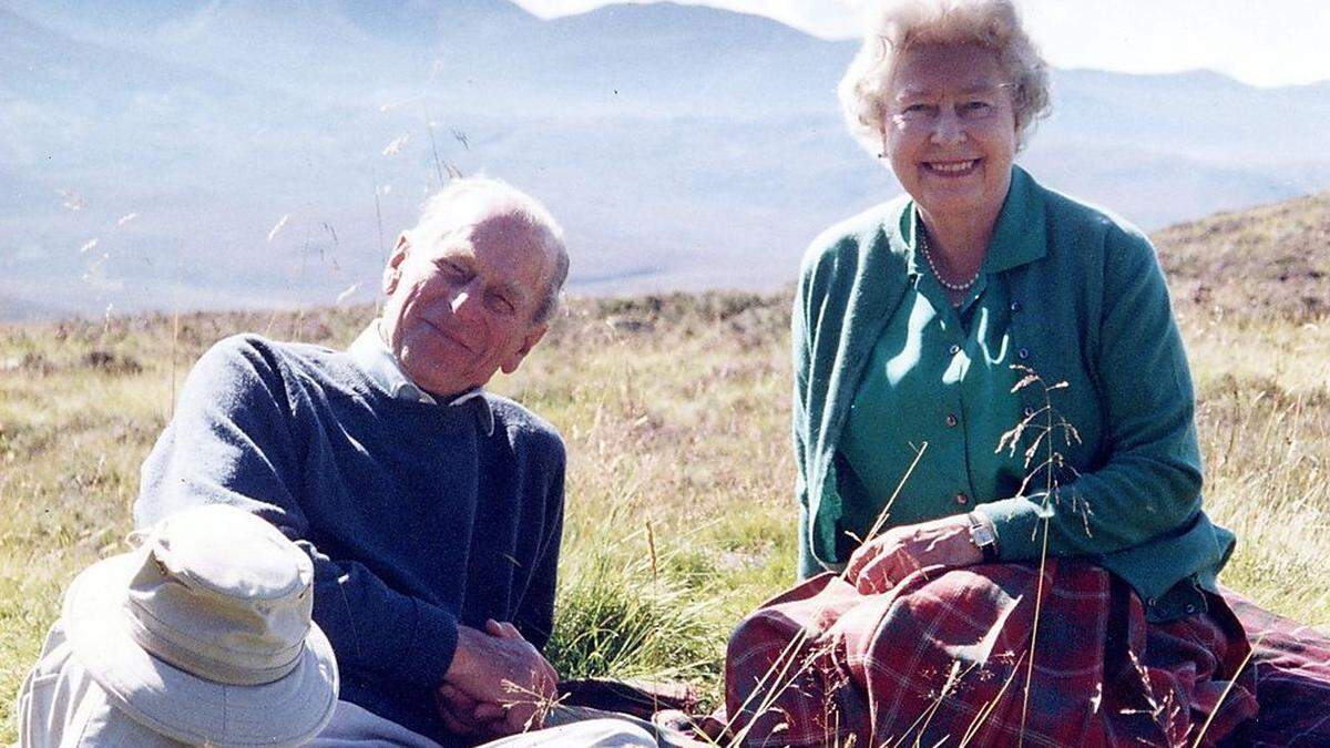 Dieses Foto von Elizabeth II. und Philip aus dem Jahr 2003 wurde nun vom Buckingham Palace veröffentlicht