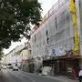 Das Gebäude in der Villacher Straße wird derzeit einer großflächigen Sanierung mit Heizungsumstellung auf Fernwärme, Fassaden- und Deckendämmung, Fenstertausch und Liftanbau unterzogen