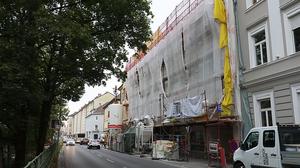 Das Gebäude in der Villacher Straße wird derzeit einer großflächigen Sanierung mit Heizungsumstellung auf Fernwärme, Fassaden- und Deckendämmung, Fenstertausch und Liftanbau unterzogen