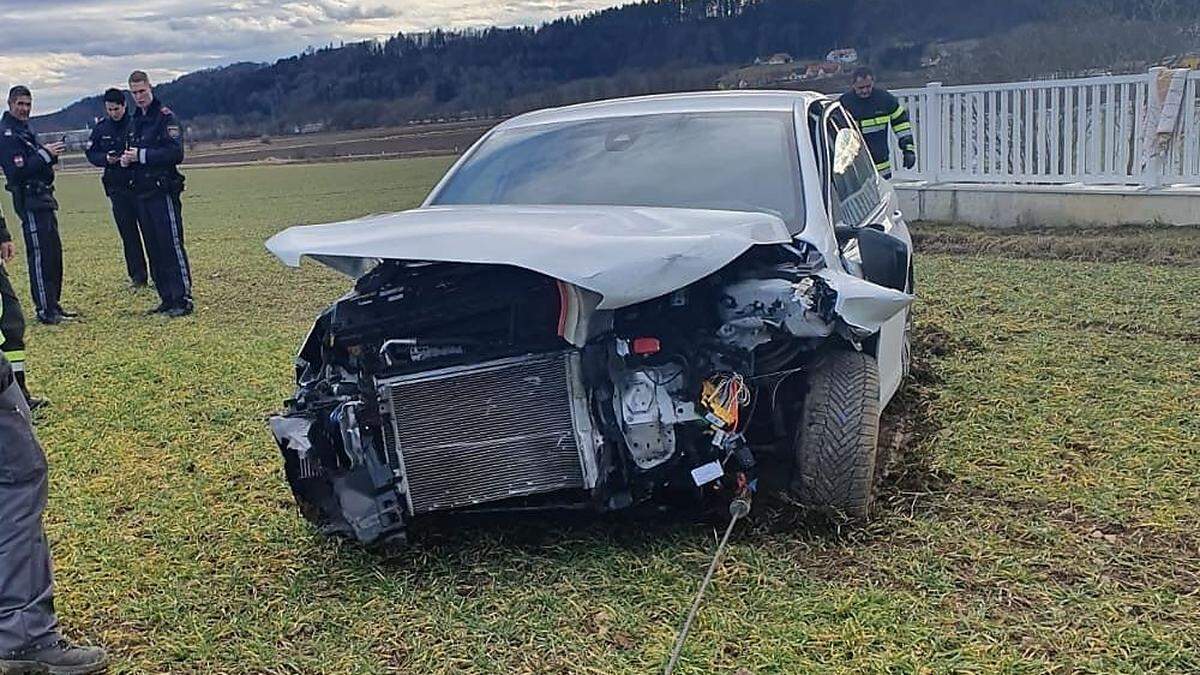 Das Unfallauto wurde stark beschädigt