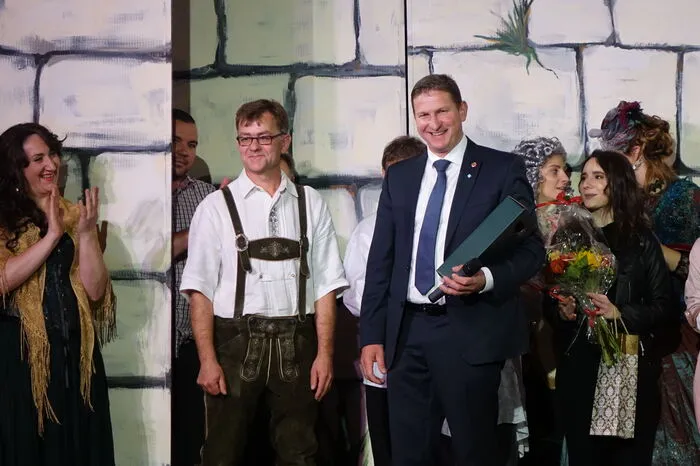 Bürgermeister Andreas Kühnberger (r.) hob die Leistung von Schlossbesitzer Wilhelm Luttenberger aus Eggersdorf bei Graz bei der Renovierung von Ehrnau hervor.