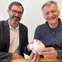 „Mr. Budget“, der interimistische Finanzdirektor Johannes Müller mit  Finanzstadtrat Manfred Eber (KPÖ) - und Sparschwein