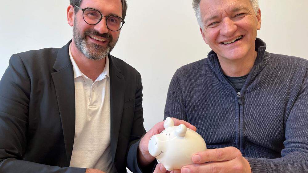 „Mr. Budget“, der interimistische Finanzdirektor Johannes Müller mit  Finanzstadtrat Manfred Eber (KPÖ) - und Sparschwein