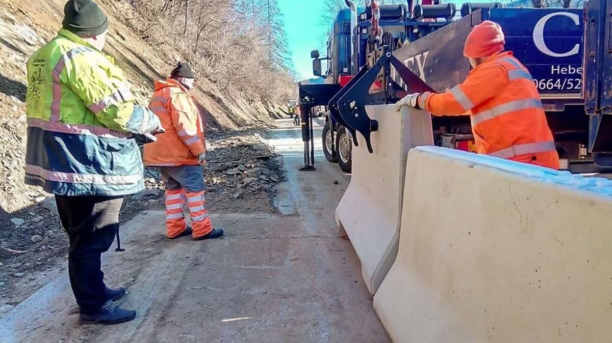 Nach dem Felssturz am Samstag konnten gestern die  Aufräumarbeiten weitgehend abgeschlossen und die B 97 einspurig wieder freigegeben werden.