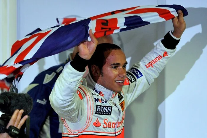 Danach war aber Warten angesagt. Es dauerte bis 2014 ehe sich Hamilton ein weiteres Mal über den Weltmeistertitel freuen durfte.