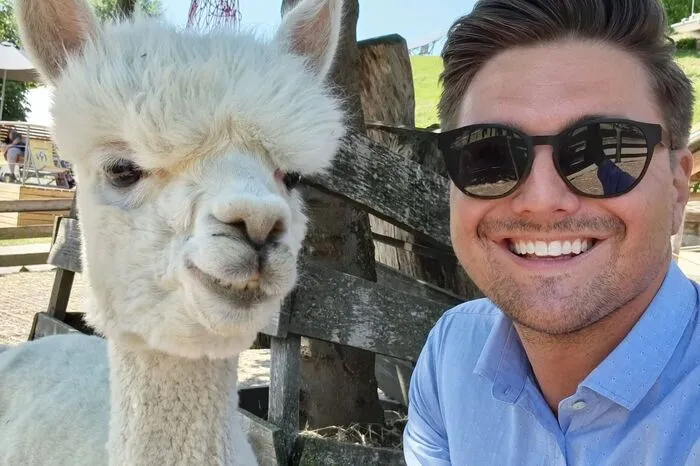 Jungpapa Niko Swatek (Neos) besuchte die Zotter-Schokoladen-Fabrik und den Tiergarten. Ein Alpaka-Selfie im Streichelzoo beweist es
