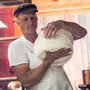 Christoph Höfer bei der Käseproduktion