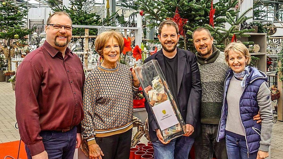 Klaus Kniely, Margit Binder (Obfrau-Stellvertreterin der Kärntner Kinderkrebshilfe), Michael, Christian und Sabine Sattler (von links)