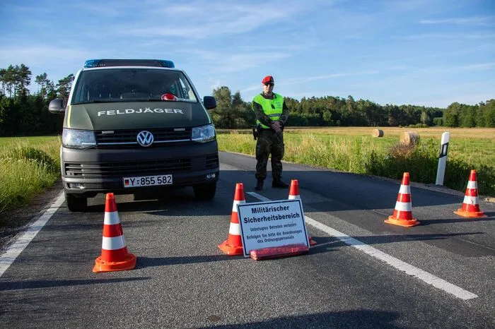 Unklar blieb zunächst auch, ob und wann der Pilot, der überlebte, befragt werden sollte.