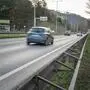 Bild zeigt die vierspurige Straße ohne Gehsteig
