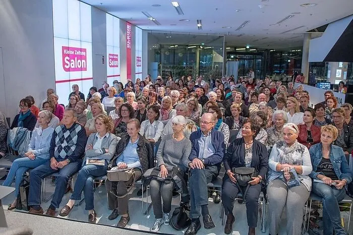 Rund 200 Fans der in Athen geborenen Schauspielerin kamen der Einladung nach.