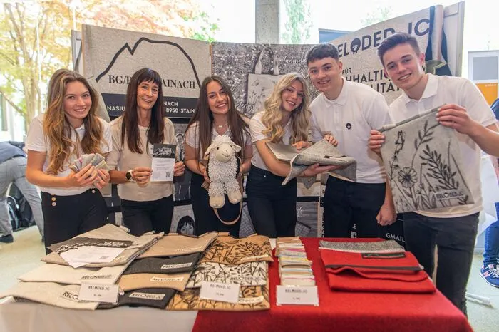 Die Schülerinnen und Schüler der BG/BRG Stainach haben es sich mit ihrem Unternehmen "RELODED" zur Aufgabe gemacht, den Rohstoff Loden auch bei der jungen Generation in aller Munde zu bringen. Mit Laptoptaschen, Geldbeuteln und Tragetaschen aus Naturmaterial möchten sie jeden von jung bis alt ansprechen.