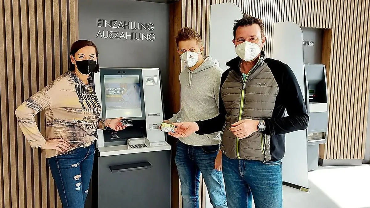 Von links: Kundenbetreuerin Silvia Thalhammer, Wohnbauexperte Martin Hinteregger mit Bankstellenleiter Manfred Schinegger