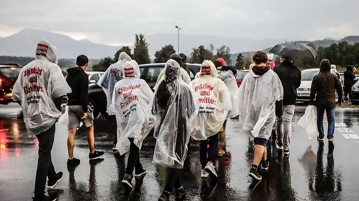 Die Fans strömten trotz Regens auf das Gelände. Die Ponchos waren heute unverzichtbar.