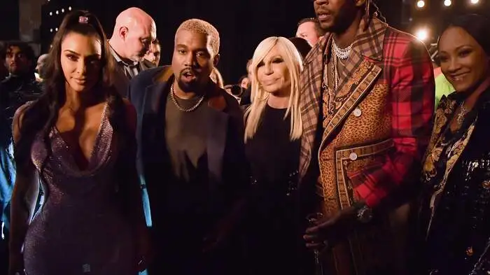 Es ist vermutlich mehr Werbung, denn Weihnachtsgeschäft: Donatella Versace lud Sonntagabend zur Pre-Fall 2019 Runway Show. An Promis in der Frontrow mangelte es nicht: Kim Kardashian, Kanye West und US rapper 2 Chainz flankieren hier Donatella Versace.