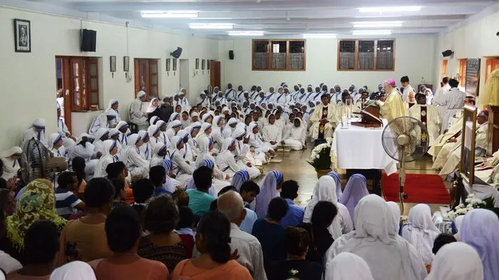 Der Orden der Missionarinnen der Nächstenliebe wurde von Mutter Teresa 1950 gegründet, heute gehören dem Orden rund 5000 Nonnen in aller Welt an.
