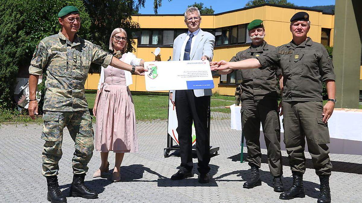 Neues Verwaltungsgebäude in der Kaserne St. Michael eröffnet: Oberst Karl-Heinz Tatschl, Gabriele Kolar, Johannes Sailer, Brigadier Horst Hofer und Claus-Joachim Heitz, Oberst des Intendanzdienstes