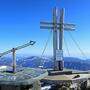 Das außergewöhnliche Gipfelkreuz am Falkert steht auf einer hölzernen Plattform mit prächtiger Aussicht