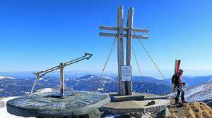 Das außergewöhnliche Gipfelkreuz am Falkert steht auf einer hölzernen Plattform mit prächtiger Aussicht