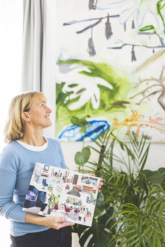 Angelica Allacher mit ihrem "Moodboard" vor einem der Werke der Künstlerin Astrid Langer