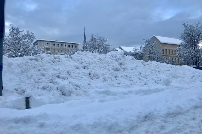 Schneeberge türmen sich an allen Ecken und Enden