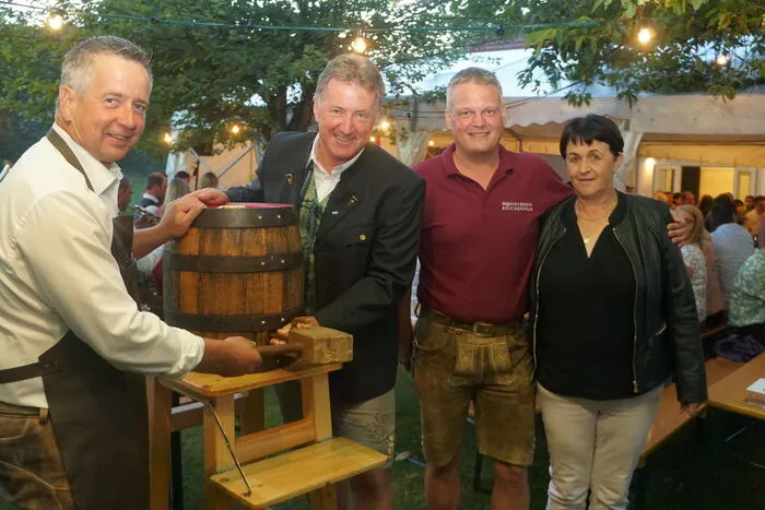 Beim Bieranstich: Bürgermeister Manfred Führer, Nationalratsabgeordneter Johann Weber, Obmann Roland Sattler und Vizebürgermeisterin Christa Taferner 