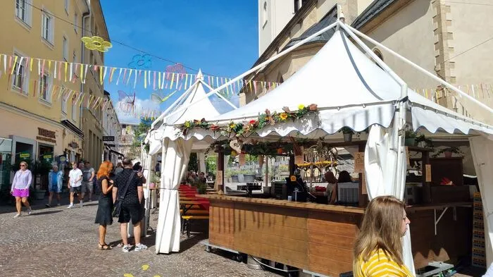 Cafe Latte Bar großes Bier: 6,80 Eurokleines Bier: 5 EuroSpritzer: 5 EuroMineralwasser: 3,50 EuroKirchtagssuppe: 9,50 Euro