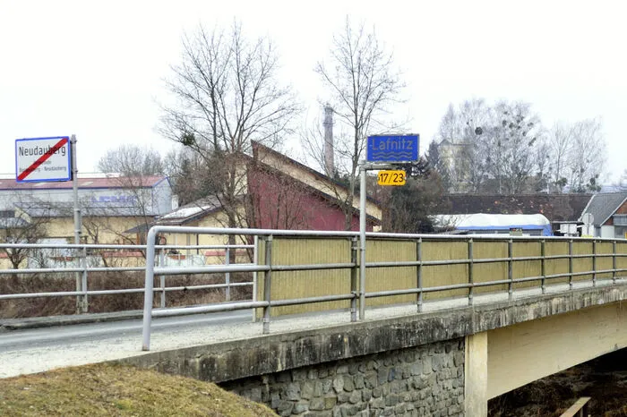Die Brücke ist die verbindende Klammer zwischen den beiden Orten.