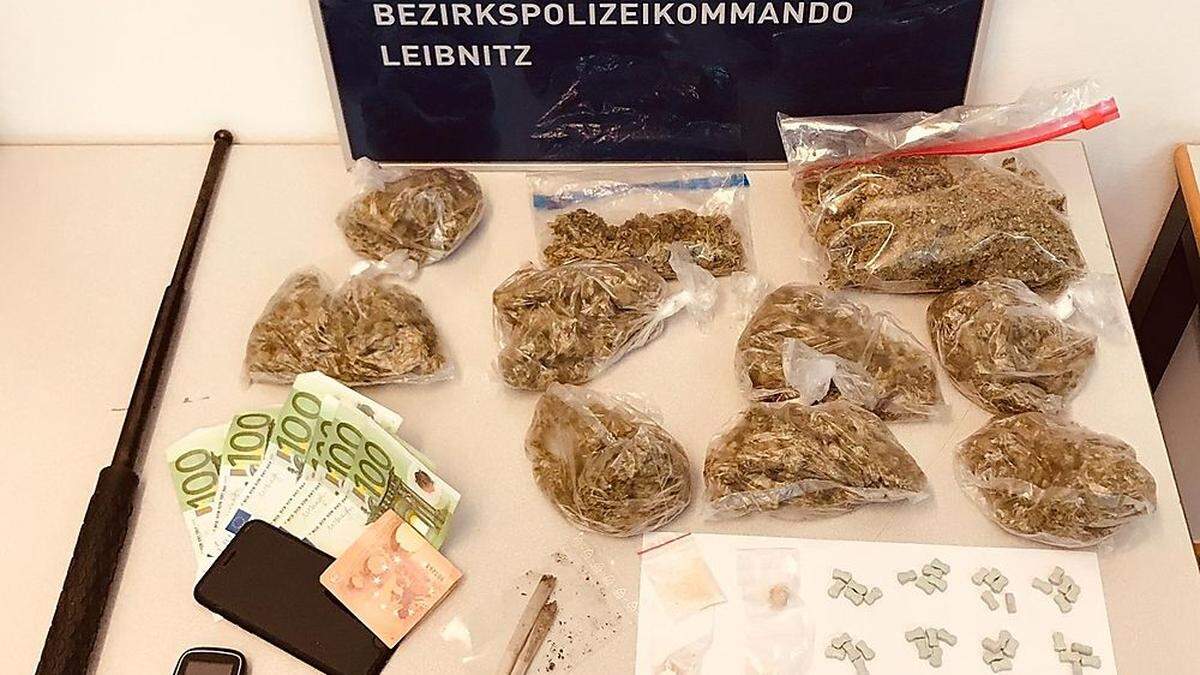 Sichergestellt: Drogen, Bargeld, verbotene Waffe