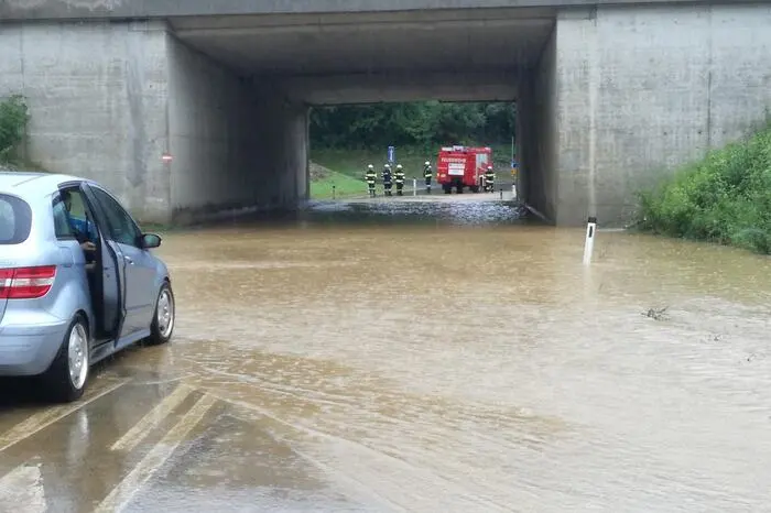 So mussten etwa vier Insassen eines Pkw, die bei der Autobahnunterführung von Wassermassen eingeschlossen waren, befreit werden.